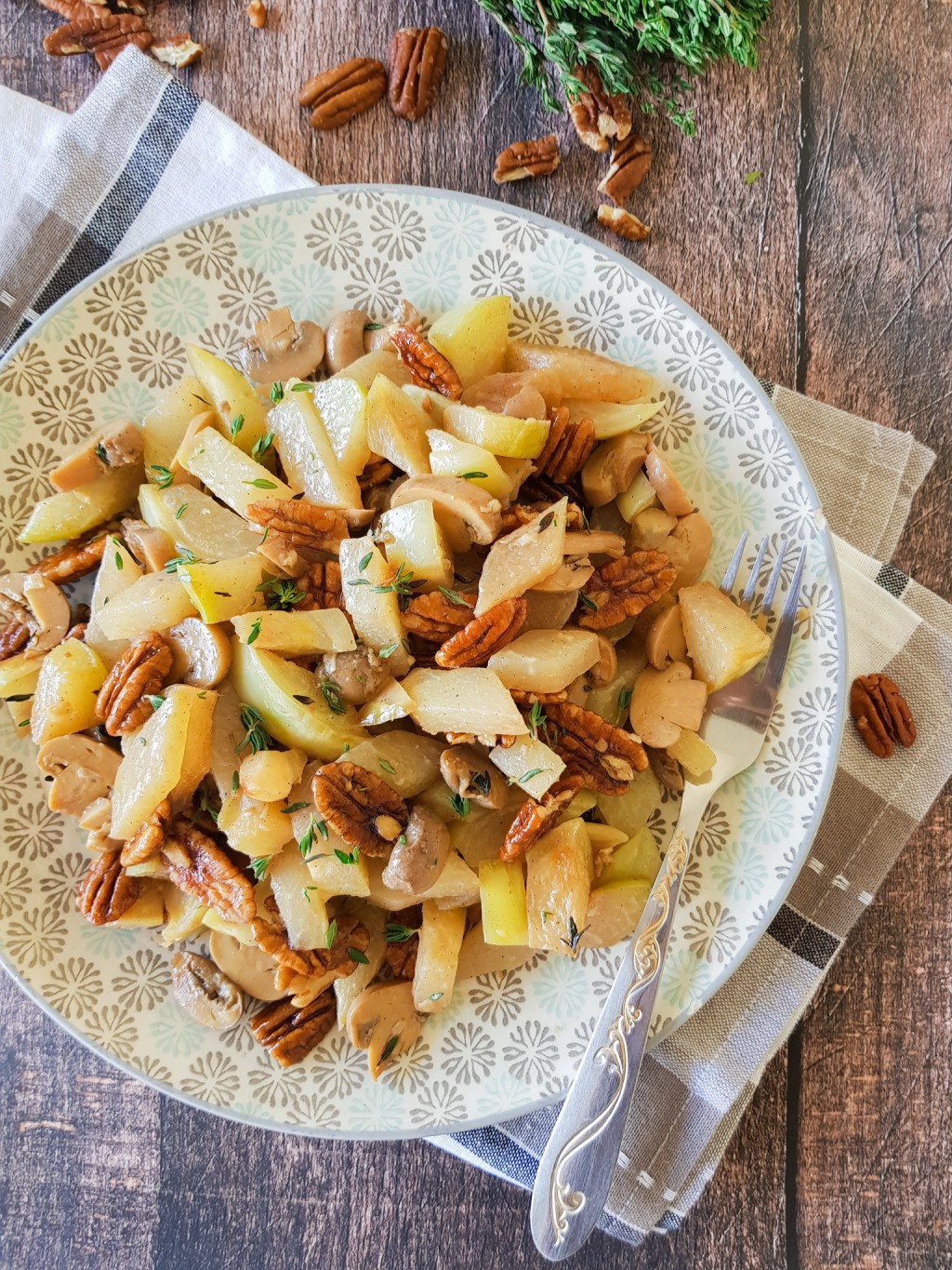 Poêlée de chou rave et noix de pécan caramélisées