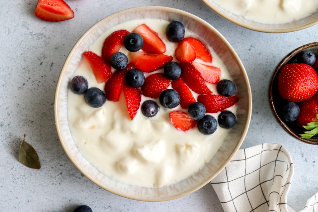 Parfait à l&rsquo;ananas et fruits&nbsp;rouges