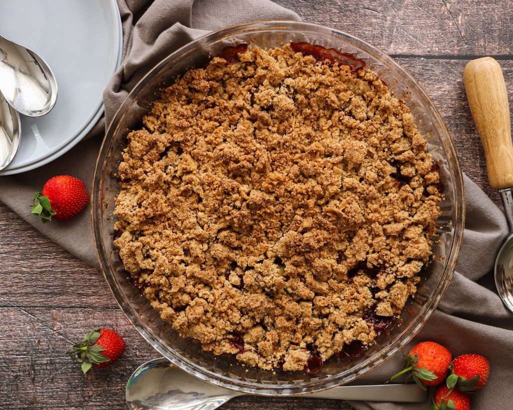 Crumble aux fraises et à la&nbsp;rhubarbe