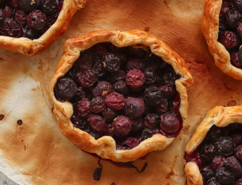 Tartelettes rustiques aux myrtilles et&nbsp;gingembre