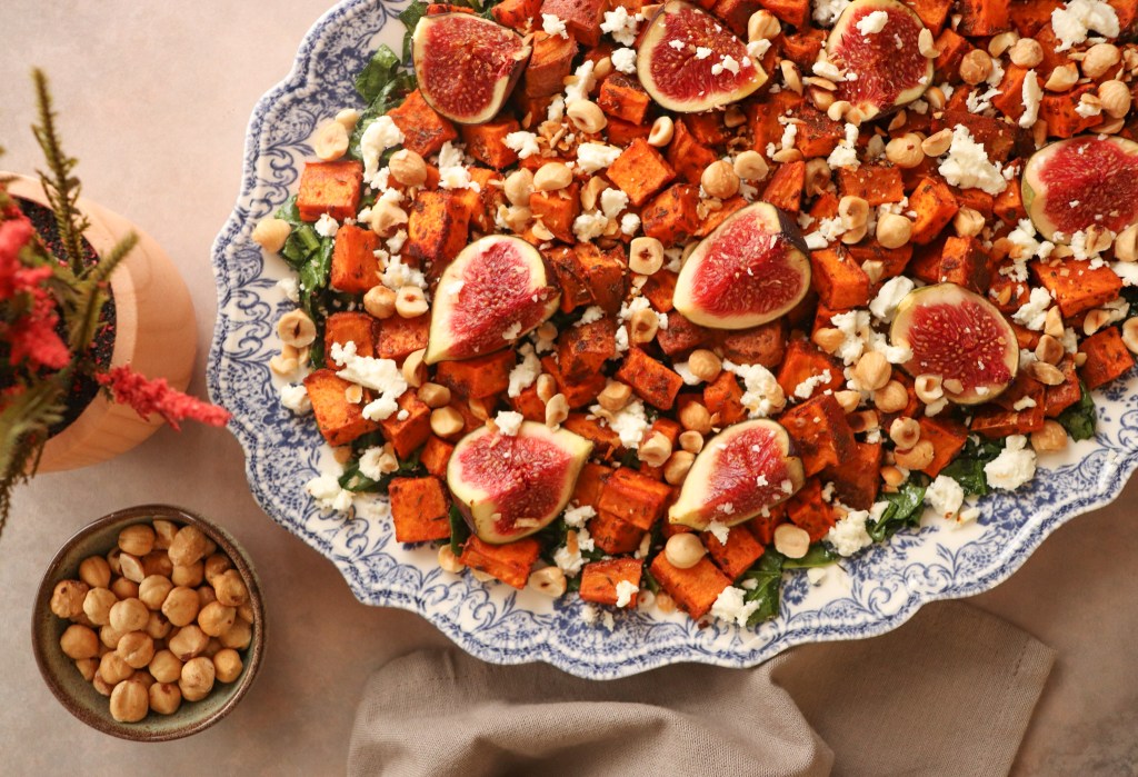 Salade automnale tiède de patate douce rôtie, figues et&nbsp;noisettes
