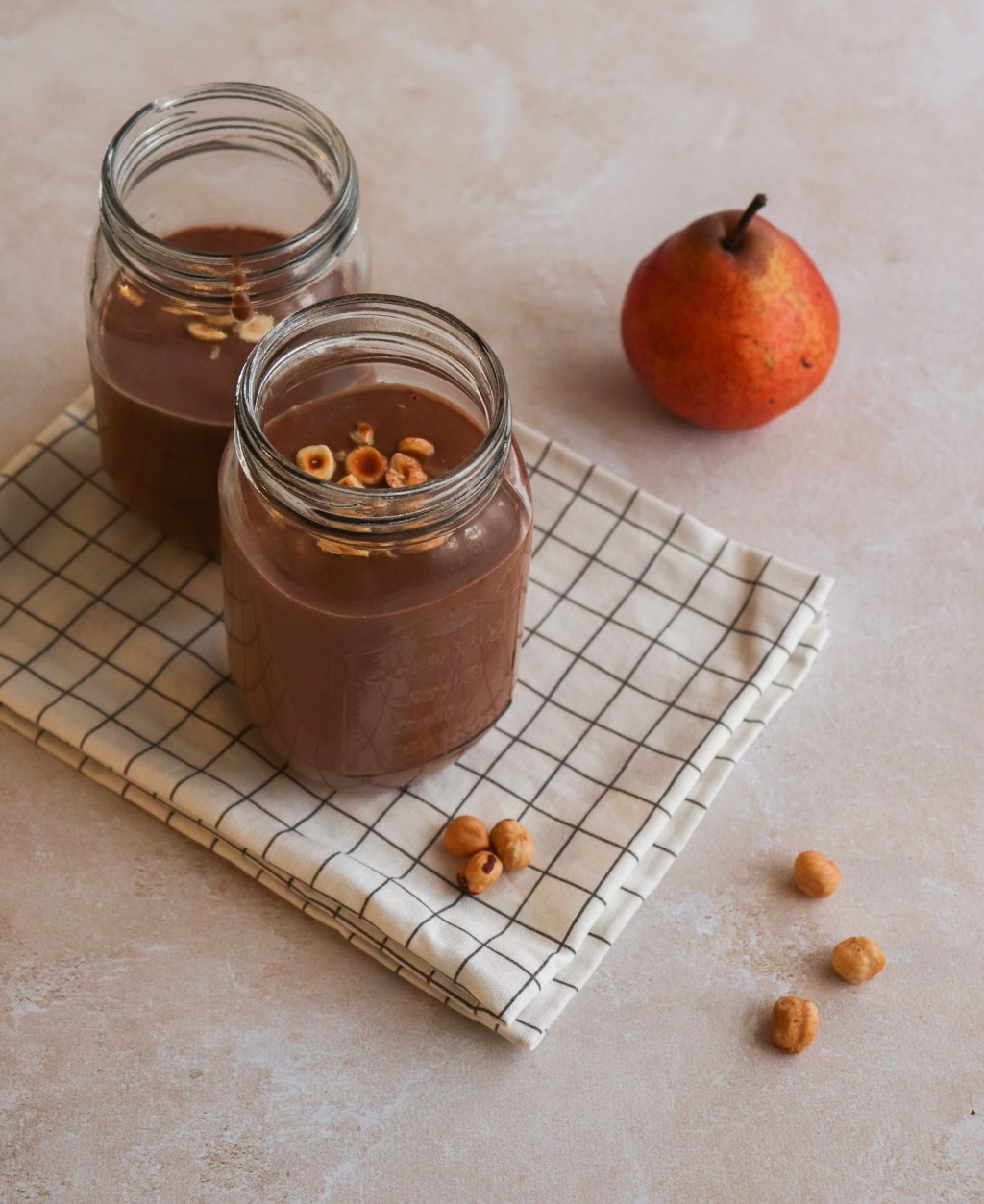 Smoothie d&rsquo;automne au cacao, poire et&nbsp;noisettes